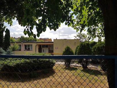 Budynek Specjalnego Ośrodka Szkolno-Wychowawczego nr 3 im. Marii Grzegorzewskiej parterowy budynek o bezowej elewacji stojący w ogrodzie z tujami, ogrodzony siatką.