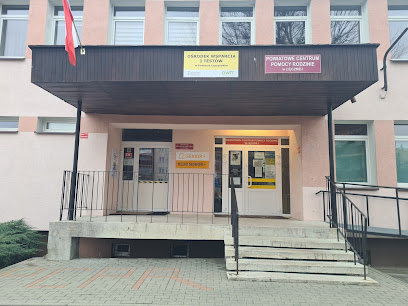 Wejście do Ośrodka Wsparcia i Testów w Łęcznej Zadaszone wejście z podjazdem dla wózków.