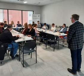 Pokaż zdjęcie: Dyrektor Oddziału Opolskiego PFRON prowadzący spotkanie w sprawie Targów Dostępności Opole 2024. Uczestnicy spotkania siedzą przy stole konferencyjnym.