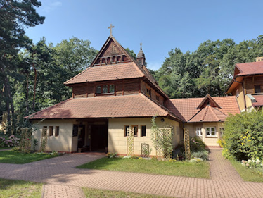 Kompleks budynków w stylu starych drewnianych chat krytych gontem