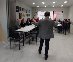 Pokaż zdjęcie: Dyrektor oddziału opolskiego PFRON prowadzący spotkanie w sprawie Targów Dostępności Opole 2024