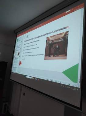 Pokaż zdjęcie: Rzutnik na ścianie, na którym wyświetlana jest prezentacja