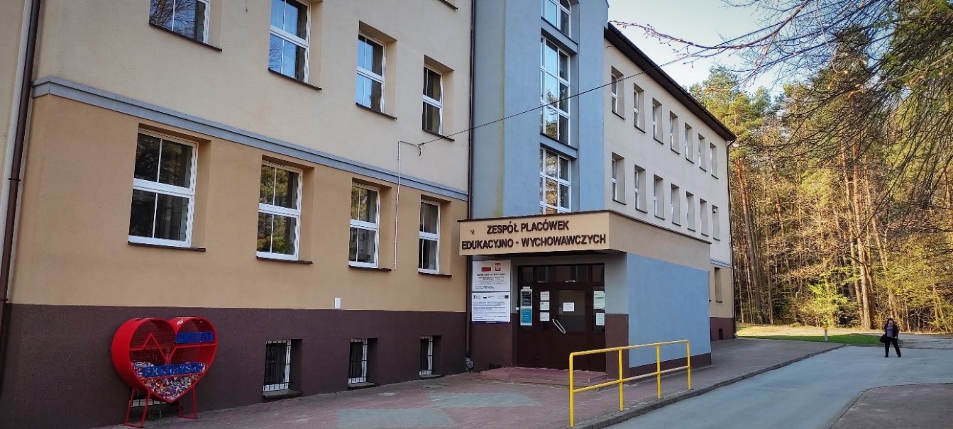 Pokaż zdjęcie: Wejście do budynku w którym mieści się Ośrodek Wsparcia i Testów w Skarżysku Kamiennej