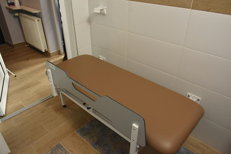Pokaż zdjęcie: Brązowa składana leżanka, komfortka w toalecie ośrodka 