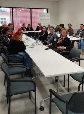 Pokaż zdjęcie: Uczestnicy spotkania dotyczącego Targów Dostępności Opole 2024 siedzą przy stole konferencyjnym